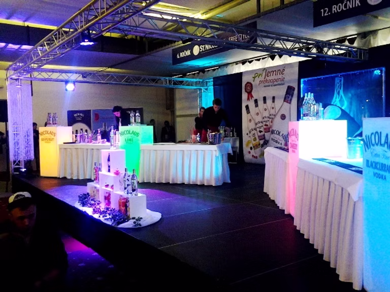 Realizácia strešnej konštrukcie na festivale